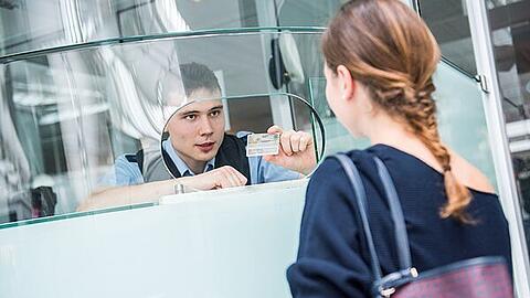 Seit Beginn der Corona-Pandemie kontrollieren Bundespolizisten am Münchner Flughafen ankommende Flüge zum einen grenzpolizeilich, zum zweiten hinsichtlich der Vorgaben des Gesundheitsschutzes. (Symbolbild)