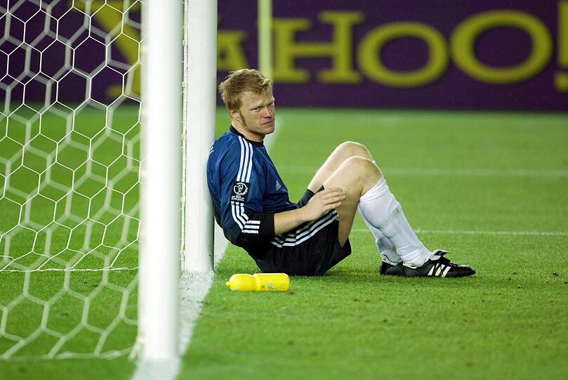 Die große Leere: Deutschlands Torhüter Oliver Kahn patzt im WM-Finale schwer, Brasiliens Ronaldo trifft entscheidend beim 2:0-Sieg. "Es gibt keinen Trost in so einer Situation. Ich muss damit leben", sagt er.