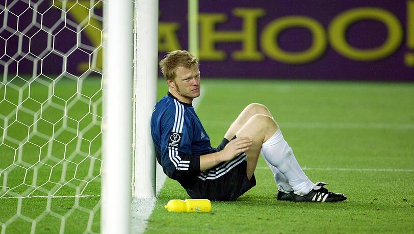 Die große Leere: Deutschlands Torhüter Oliver Kahn patzt im WM-Finale schwer, Brasiliens Ronaldo trifft entscheidend beim 2:0-Sieg. "Es gibt keinen Trost in so einer Situation. Ich muss damit leben", sagt er. Die große Leere: Deutschlands Torhüter Oliver Kahn patzt im WM-Finale schwer, Brasiliens Ronaldo trifft entscheidend beim 2:0-Sieg. "Es gibt keinen Trost in so einer Situation. Ich muss damit leben", sagt er.