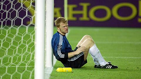 Die große Leere: Deutschlands Torhüter Oliver Kahn patzt im WM-Finale schwer, Brasiliens Ronaldo trifft entscheidend beim 2:0-Sieg. "Es gibt keinen Trost in so einer Situation. Ich muss damit leben", sagt er.