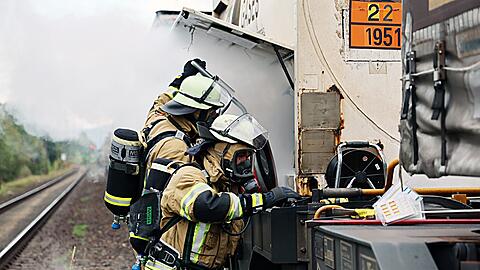 Unter Atemschutz versuchten Feuerwehrleute, den Gasaustritt am Waggon zu stoppen.
