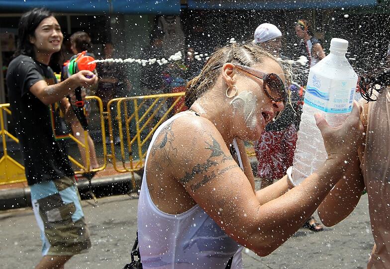 Die Bilder vom großen Songkran-Fest in Bangkok, deer größten Wasserparty der Welt.