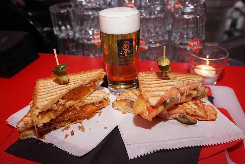 Frisch gezapftes Bier gibt&rsquo;s für 3,50 Euro &ndash; hinzu kommen jetzt auch ausgefallene Sandwichkreationen.