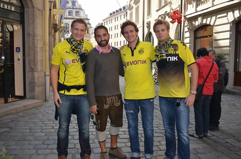 Patrick, Benedikt und Philip aus Dortmund, Patrick:  "Wir bleiben 3 Tage und sind insgesamt zu neunt. Wir haben zwei Autos vollgemacht und sind runtergefahren. Das bietet sich an, zum Oktoberfest mal herzukommen. Wenn Klopp nicht so aufstellt wie gegen Nürnberg, dann gewinnen wir auch. Das Schlauchboot wird mal ein bisschen Stimmung erleben!"