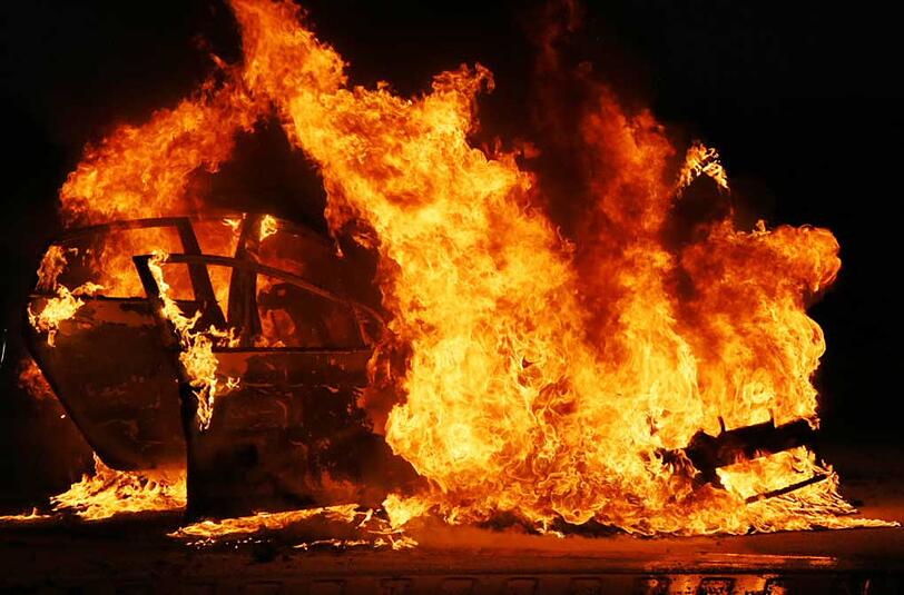 Spektakulärer Brand eines Pkw in Ampfing - die Bilder von den Löscharbeiten.