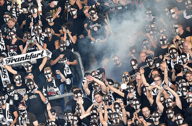 Anhänger von Eintracht Frankfurt beim Pokalspiel gegen Madeburg. Wegen massiver Ausschreitungen müssen einige "Fans" nun für die nächsten beiden Frankfurt-Heimspiele draußen bleiben.