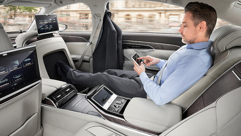 Wohlfühlambiente im Innenraum: Im Audi A8 L übernimmt der Beifahrersitz gegen Aufpreis die Fußmassage für den dahinter Sitzenden.