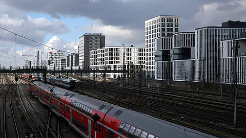 Der Arnulfpark an der Bahntrasse: Hier sind in den vergangenen Jahren mehrere Hochhäuser entstanden &ndash; in der ganzen Stadt sollen bald weitere folgen.