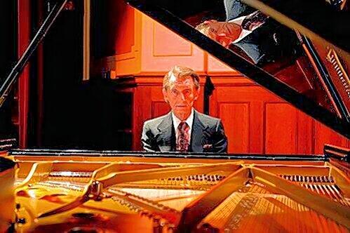 Der Pianist Josef Bulva.