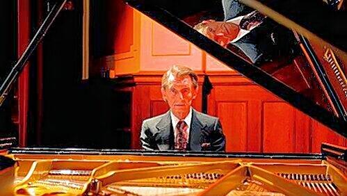 Der Pianist Josef Bulva. Der Pianist Josef Bulva.