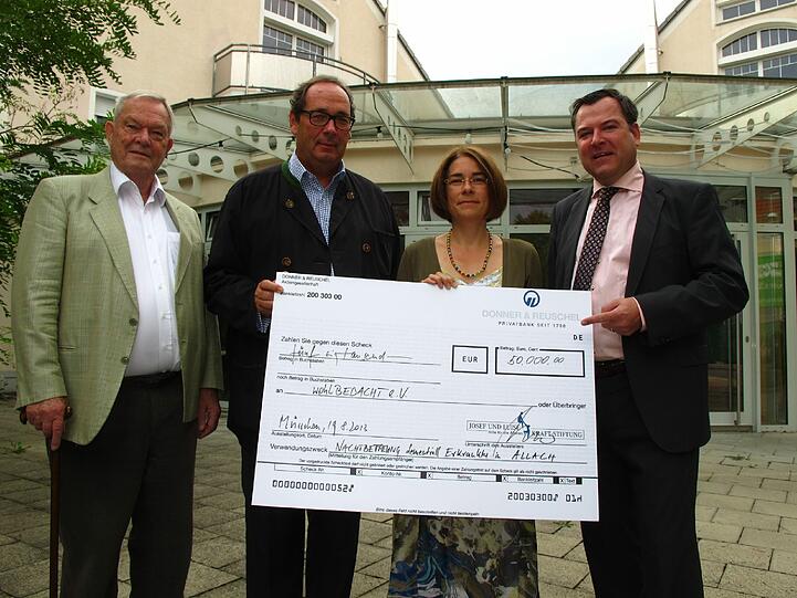 Große Freude bei der Spendenübergabe durch die Josef und Luise Kraft-Stiftung an wohlBEDACHT e. V. Josef Schmid (r.) hatte sie vermittelt.