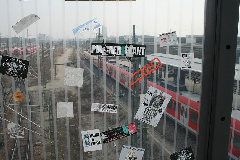 Verklebter Blick auf den neuen S-Bahnhof.