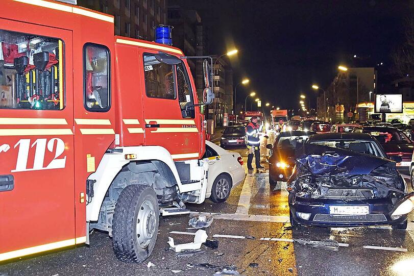 Am Dienstagabend kollidierte eine 48-jährige Frau mit ihrem Pkw mit einem Einsatzfahrzeug der Freiwilligen Feuerwehr. Dieses hatte sich gerade auf einer Einsatzfahrt befunden.