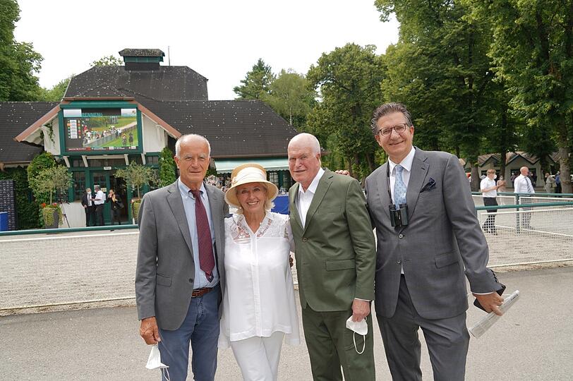 V.l.: AZ-Herausgeber Dietrich von Boetticher, Marianne und Wolfgang Wille (Dallmayr) und Christian Sundermann beim Renntag in Riem.