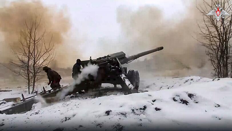 Russische Soldaten mit einem 152-mm-Feldgeschütz vom Typ Giatsint-B bei einem Einsatz an einem ungenannten Ort in der Ukraine.