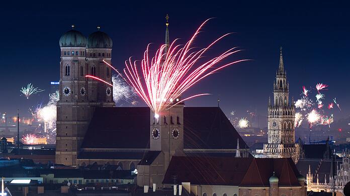 Wie in M&uuml;nchen wurde vielerorts ein Feuerwerk gez&uuml;ndet.