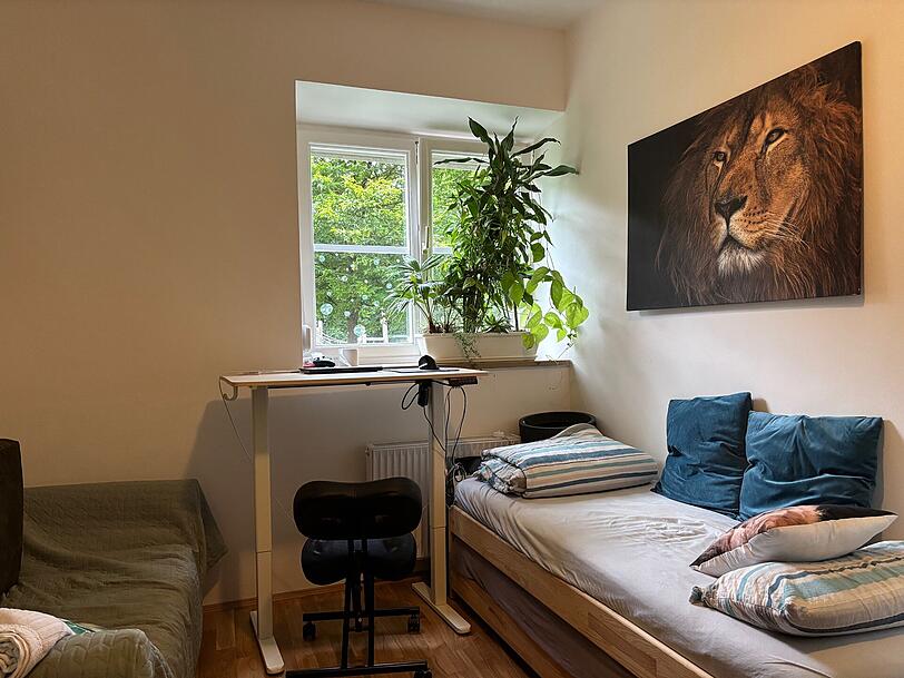 Das Zimmer von Sohn Felix (17): Das Fenster geht zum Hof raus. Das Zimmer von Sohn Felix (17): Das Fenster geht zum Hof raus.