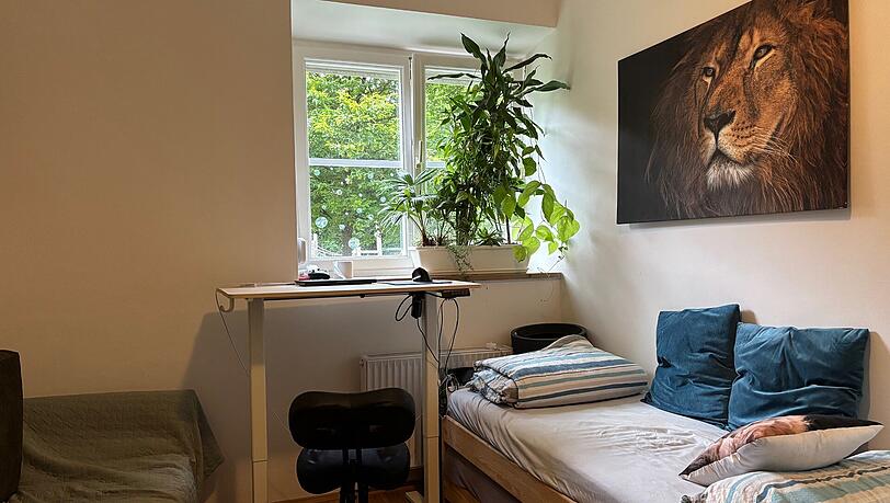 Das Zimmer von Sohn Felix (17): Das Fenster geht zum Hof raus. Das Zimmer von Sohn Felix (17): Das Fenster geht zum Hof raus.