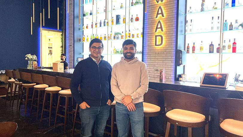 Sumersing Patil (l.) und Pravim Kadam in ihrem neuesten Restaurant am Schwabinger Tor. Die Einrichtung haben sie vom Vorgänger-Lokal, dem Portun, übernommen.