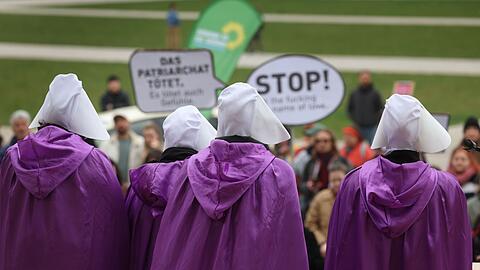 Die feministische Gruppe Handmaids Riot kritisiert noch immer bestehen Machtverh&auml;ltnisse.
