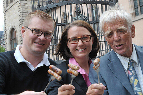 Nürnbergs Bratwurstbotschafter: Fabrikant Florian Hoeneß (li.), Melanie Straub und Hartmut Frommer vom Schutzverband.