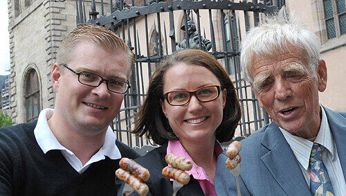 Nürnbergs Bratwurstbotschafter: Fabrikant Florian Hoeneß (li.), Melanie Straub und Hartmut Frommer vom Schutzverband.