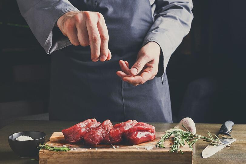 Die folgenden Gewürze passen zu Gerichten mit rotem Fleisch wie Schwein, Rind, Lamm oder Wild: Pfeffer, Paprika, Lorbeer, Koriander, Nelken, Knoblauch, Estragon, Thymian, Rosmarin und Salbei. Zu magerem Geflügelfleisch passen hingegen andere Geschmacksnoten besser. Die folgenden Gewürze passen zu Gerichten mit rotem Fleisch wie Schwein, Rind, Lamm oder Wild: Pfeffer, Paprika, Lorbeer, Koriander, Nelken, Knoblauch, Estragon, Thymian, Rosmarin und Salbei. Zu magerem Geflügelfleisch passen hingegen andere Geschmacksnoten besser.