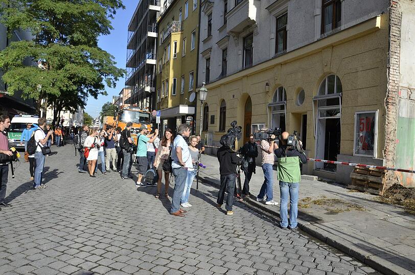 Schwabing am Tag nach der Bombensprengung: Die Spuren der Detonation sind deutlich zu erkennen, teilweise hat sie schwere Schäden verursacht. Derzeit werden die Schäden an den Gebäuden der Umgebung erfasst.
