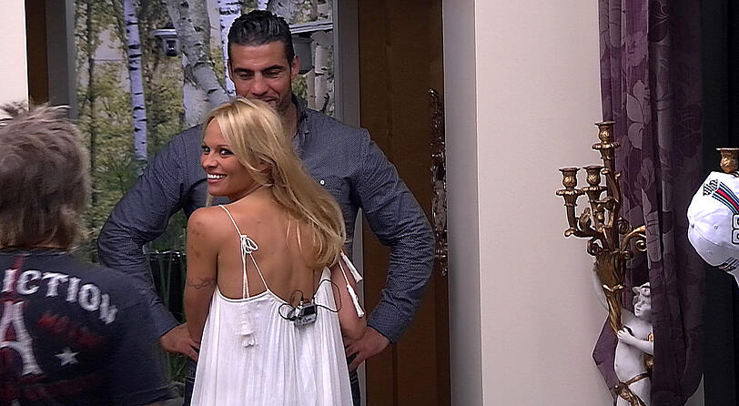 Tag 13 bei Big Brother: Pamela Anderson auf Flirtkurs mit Manuel Charr. Die Bilder