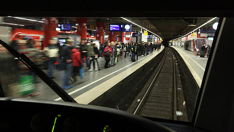 Der Blick durch das S-Bahn-Cockpit, als die S2 Richtung Petershausen im Hauptbahnhof einfährt. Auf der Stammstrecke zählt jede Sekunde &ndash; die Taktung ist eng.