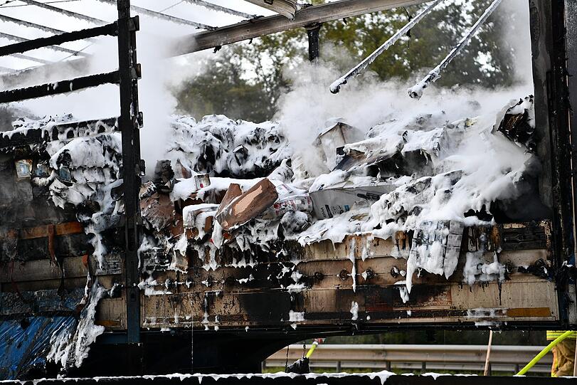 Der Anlieger des Lkw brannte vollständig aus - Bilder vom Löscheinsatz.