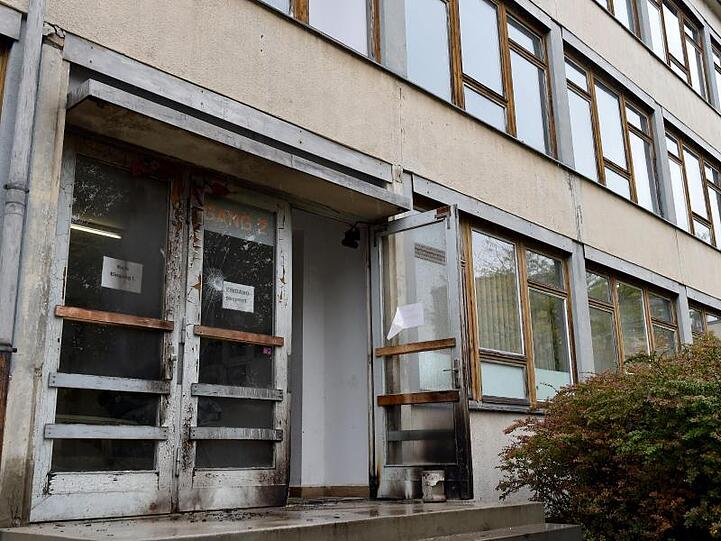 2015: Brandspuren und eine beschädigte Scheibe an einem als Flüchtlingsunterkunft vorgesehenen Gebäude in Dresden.