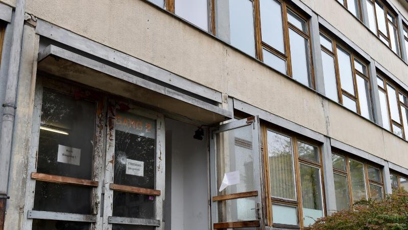 2015: Brandspuren und eine beschädigte Scheibe an einem als Flüchtlingsunterkunft vorgesehenen Gebäude in Dresden. 2015: Brandspuren und eine beschädigte Scheibe an einem als Flüchtlingsunterkunft vorgesehenen Gebäude in Dresden.