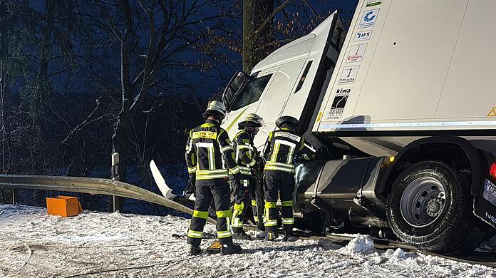 Ein Lkw kam im bayerischen Aiglsbach auf vereister Straße von der Fahrbahn ab.