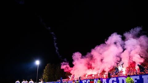 Im Magdeburg-Block wird von Anpfiff bis zum Schluss gezündelt.