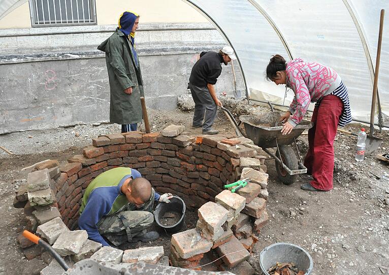 Auch dieser rundgemauerte Brunnen wird von den Archäologen freigelegt und genau vermessen.