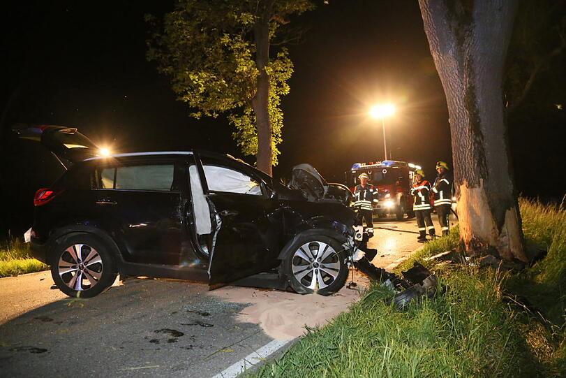Tödlicher Unfall: In der Alleestraße vor der Ortschaft Tüßling ist ein 55-jähriger Mann mit seinem Pkw auf gerader Fahrbahn nach rechts von der Straße abgekommen und gegen einen Baum geprallt. Die Bilder.