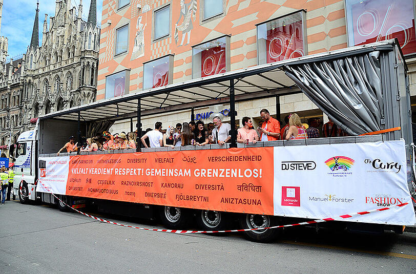Zum zweiten Mal war am Samstag die Mplus Agentur zum CSD mit einem eigenen Truck am Start. Foto: Tom Fürch