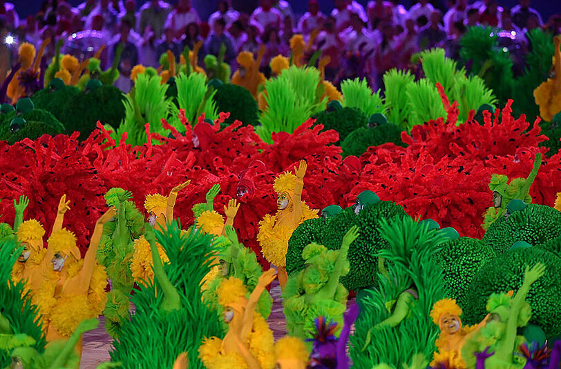 Die Bilder der knallbunten und komplett verregneten Abschlussfeier der olympischen Spiele von Rio.