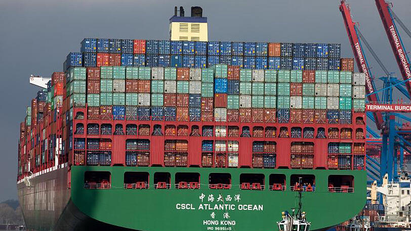 Das Containerschiff CSCL Atlantic Ocean im Hafen von Hamburg: Chinas Außenhandel hat sich im März robust entwickelt.