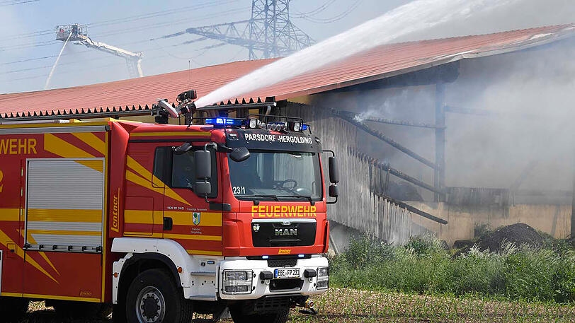 Die Lagerhalle einer Kompostieranlage in Hergolding (Gemeinde Vaterstetten) ist niedergebrannt.