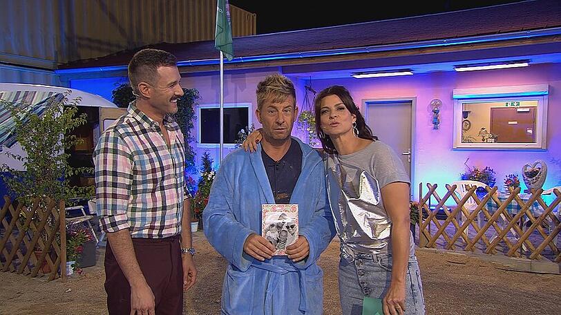 Almklausi (Mitte) mit den "Promi Big Brother"-Moderatoren Jochen Schropp (l.) und Marlene Lufen