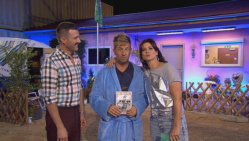 Almklausi (Mitte) mit den "Promi Big Brother"-Moderatoren Jochen Schropp (l.) und Marlene Lufen Almklausi (Mitte) mit den "Promi Big Brother"-Moderatoren Jochen Schropp (l.) und Marlene Lufen