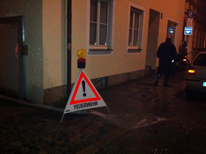 Auch die Nachbarn in der Entenbachstraße halfen. Im Haus daneben war ein Bewohner im Erdgeschoss in Sorge...