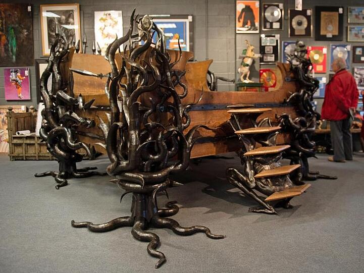 Das Bett von Keith Flint - eine Sonderanfertigung aus Holz und Metall.