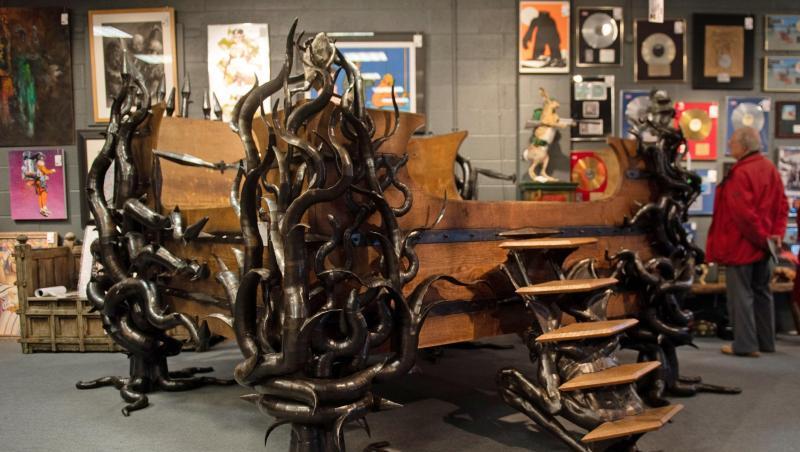 Das Bett von Keith Flint - eine Sonderanfertigung aus Holz und Metall. Das Bett von Keith Flint - eine Sonderanfertigung aus Holz und Metall.