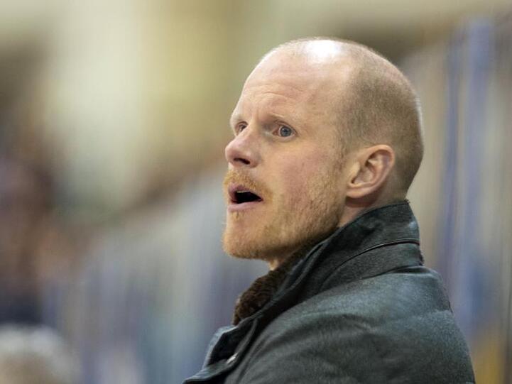 Toni Söderholm, Co-Trainer vom Team Deutschland, steht an der Bande. Foto: Lino Mirgeler/Archiv