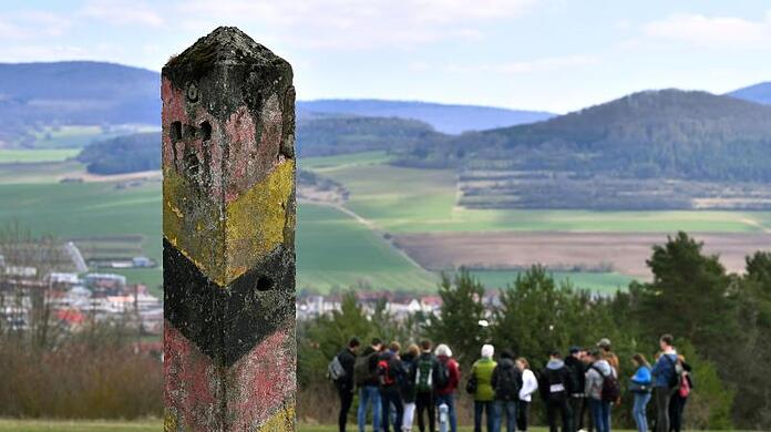 Alte Grenzmarkierung an der ehemaligen innerdeutschen Grenze bei Geisa in Thüringen.