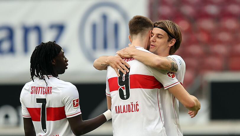 Stuttgarts Sasa Kalajdzic (M) bejubelt sein Tor zum 1:0.