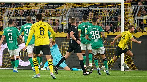 Niclas Füllkrug (r) dreht nach seinem Führungstreffer jubelnd ab.